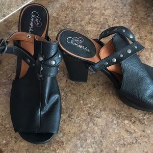 Black wedge platforms